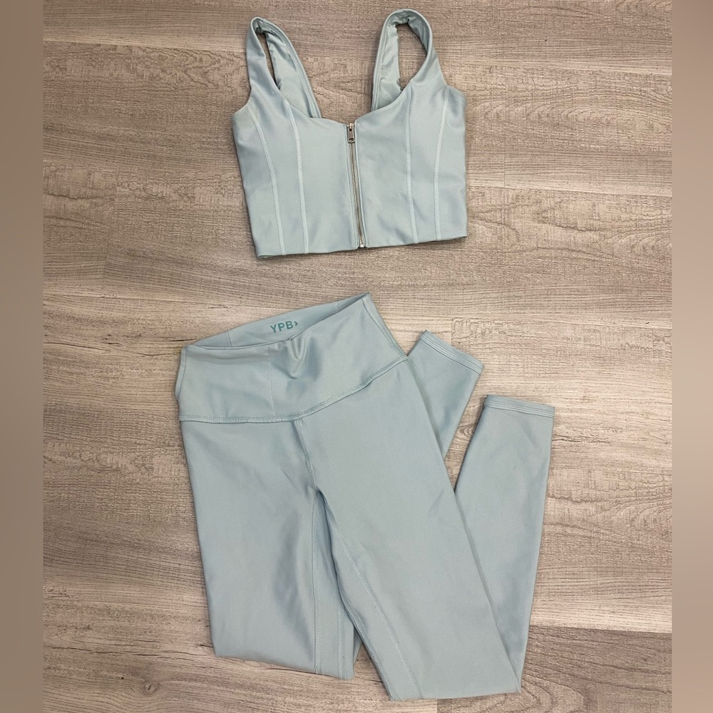 A&F YPB active set, XS - comes with both top and bottom